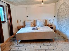 Travel Sleep & Home l Ruhige Übernachtung mit Main-Blick und Garten l Apartment und Gästezimmer, Hotel in Neustadt am Main