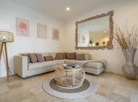 Heart of Seminyak 2bed 2bath 2 pools super quiet