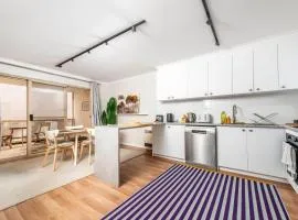 Stylish 2BR Apartment in Kingston Close to Lake