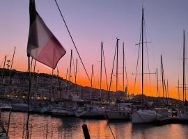 Le Nid Marin,Un Voilier Pour Deux S&egrave;te Vieux Port，塞特港的船屋