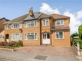 Large 4 bedroom home in Boston Spa village In-between York, Harrogate and Leeds, Sleeps 9