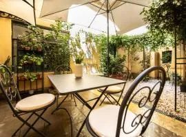 Madalina Apartment with Garden