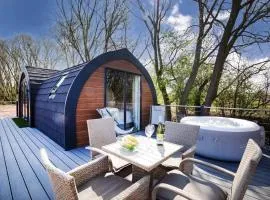 Stonelake Lodges - Willow Walk luxury lakeside lodge with hot tub
