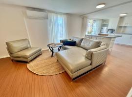Barn Outside - Modern 2 bedroom flat Inside, hotel que acepta mascotas en Ettalong Beach