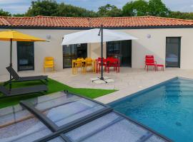 Villa des Hérondais avec piscine - idéal familles - 8 personnes, hotel in Jard-sur-Mer