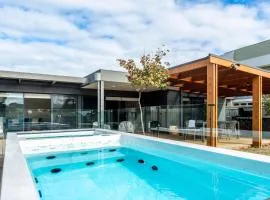 Ultimate Luxury family Home With Spa Pool