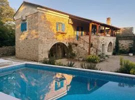 Stone house Emilia with a pool