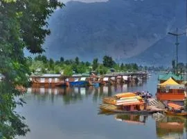 Houseboat young Minar