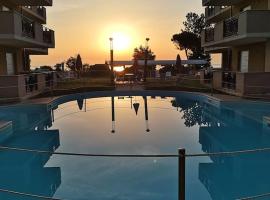 Casa vacanze vicino al mare con piscina, hotel v destinaci Pineto
