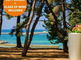 Hotel Flores, hotel cu căzi cu hidromasaj din Poreč