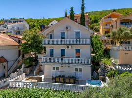 Big house with beautiful view and private jacuzzi, hotel en Tivat