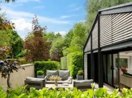 Pond Lodge - Hot Tub Stay with Views & Log Burner