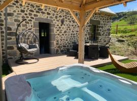 La maison des volcans Cantal, Hotel in Saint-Bonnet-de-Condat