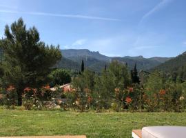 Maison à la campagne avec piscine, hotel v mestu Auriol