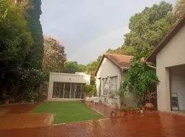 7 on school - Cozy guesthouse 15 min drive from airport and close to major highways