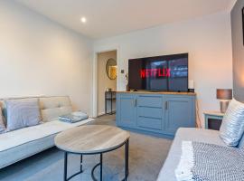 Cozy 2BR Getaway - Private Hot Tub & Bath Retreat，巴斯的飯店