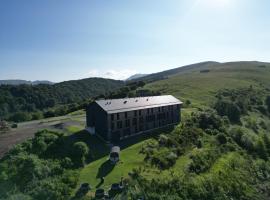 Caldera h&eacute;bergement et activit&eacute;s d'altitude, hotel con estacionamiento en Saint-Georges