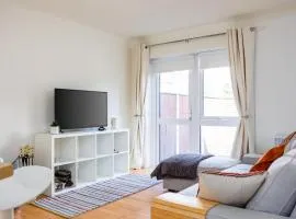 Spacious 2 Bed House - 20 Min Bus To City Center