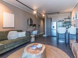 Modern One Bedroom Wavescapes Apartment Muizenberg, hotel in Muizenberg