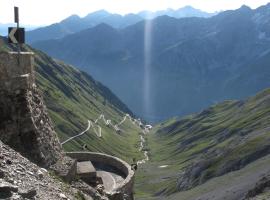 Berghotel Franzenshöhe, hotel in zona Passo dello Stelvio, Trafoi