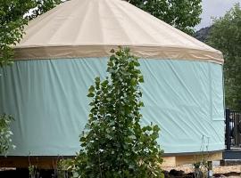 Deluxe Yurt Rental for Four near Snake River in Rigby, Idaho, hotel a Heise