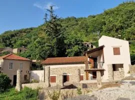 Casa rurale con grande giardino e orto tra i monti