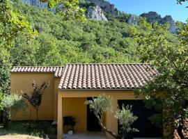 Maison ou chambre spacieuse et neuve avec piscine, hotel a Mimet