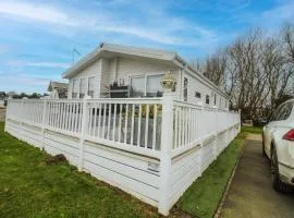 Spacious 8 Berth Luxury Lodge For Hire At Broadland Sands In Suffolk Ref 20033Cv