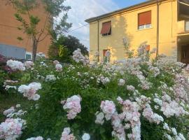 Casa Vacanza Alle Pratoline covered parking for bicycles and motorcycles – hotel w mieście Muggia