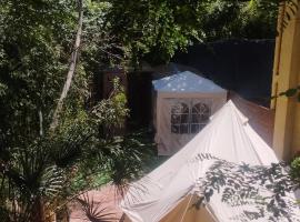 tipi nature et son spa privé, tenda de luxo em Les Adrets de l'Esterel