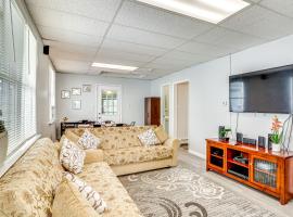 Cozy Keansburg Cottage Walk to Beach and Boardwalk!, hotel v destinaci Keansburg