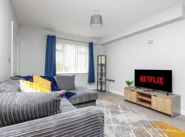 Stonecliffe Thirty Three By Alt-Stay - Leeds Contractor and Relocation Accommodation near M621 J1 with Master Ensuite, Kitchen, Laundry, Parking, Outdoor Space, Smart TV and Wi Fi - Long Stay Ready with Weekly and Monthly Rates