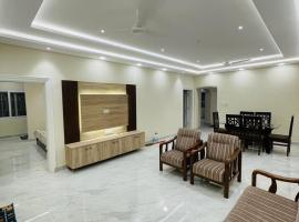 Visitors Lounge by MMG - 2&3BHK Furnished - Rd 12 Banjara Hills, hotel in Hyderabad