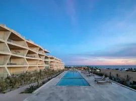 Arch views 2 pools 2 Jacuzzis Gym 3 King Beds