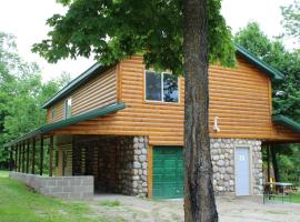 Viesnīca Cabin10 - Poolside Cabin with a lake view and great fishing pilsētā Deer River