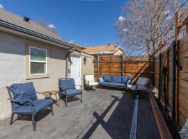 Modern Studio Escape in Denver, holiday home in Denver