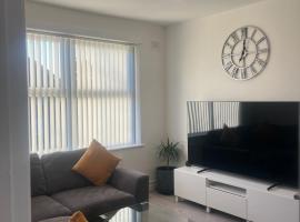 Cozy Sale Apartment Retreat, hotel in Sale