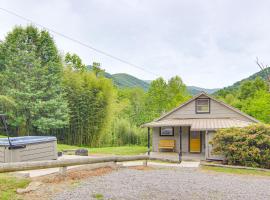 Vintage Farm Cottage Near Hikes and Pigeon River, hotel v destinaci Canton