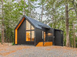 The Echo - Forest Romance with Sunken Hot Tub Underneath the Starlit Night, hotel din Broken Bow