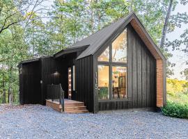 The Ash - Private Cabin with Hot Tub Oasis for Two in the Pines，布羅肯鮑的小屋