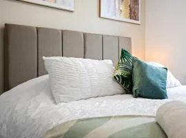 Luxury 4 Bed home for Groups and Families - Driveway-Garden-Gatwick Horley