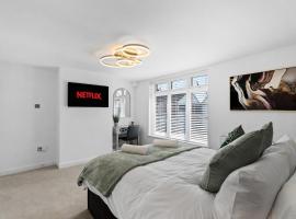 Luxury 4-Bed Family & Group Home-King or Twin Beds-Driveway, Garden-Near Gatwick, hotelli Horleyssä