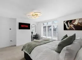 Luxury 4-Bed Family & Group Home-King or Twin Beds-Driveway, Garden-Near Gatwick
