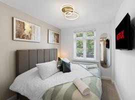 Luxury 4 Bed home for Groups and Families - Driveway-Garden-Gatwick Horley，位于霍利的酒店