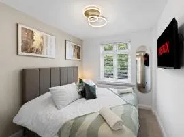 Luxury 4 Bed home for Groups and Families - Driveway-Garden-Gatwick Horley