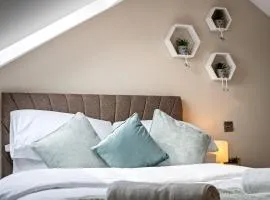 Luxury 4 Bed home for Groups and Families - Driveway-Garden-Gatwick Horley