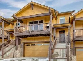 Spacious 4-bedroom Townhome New Black Rock