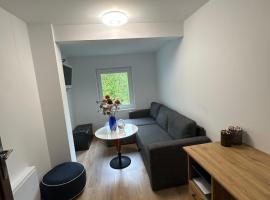 Cozy apartment in Tennfjord, hotel con alberca en Tennfjord