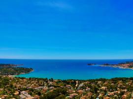 Mas provençal vue mer à 5 min de la plage et Jacuzzi、サナリー・シュル・メールのホテル