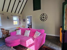 Wild Rowan Cottage - 2 Bedroom, Hotel in Louisburgh